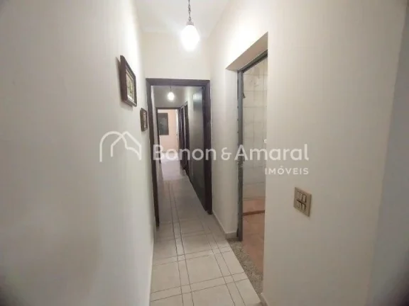 Imagem Excelente casa arejada, com uma espaçosa sala de TV integrada à sala de jantar, cozinha com armár...
