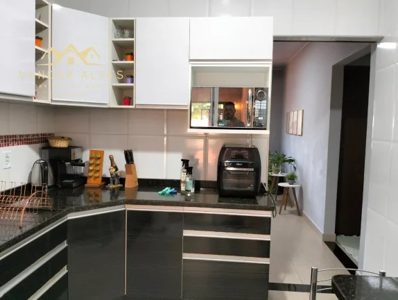 Imagem Imperdível: Casa à venda em Foz do Iguaçu-PR, bairro Jardim Bandeirantes, 3 quartos, 2 salas, 2 banheiros, 3 vagas, 142,39 m².