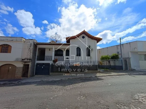Casa à Venda com 7 quartos sendo 2 suítes, Centro - Mantena - MG