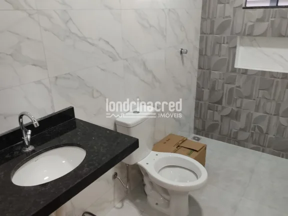 Imagem Casa com 2 quartos (1 suíte), sala com pé direito alto, copa, banheiro social e garagem coberta em lote de 126m² – Pronta para morar!