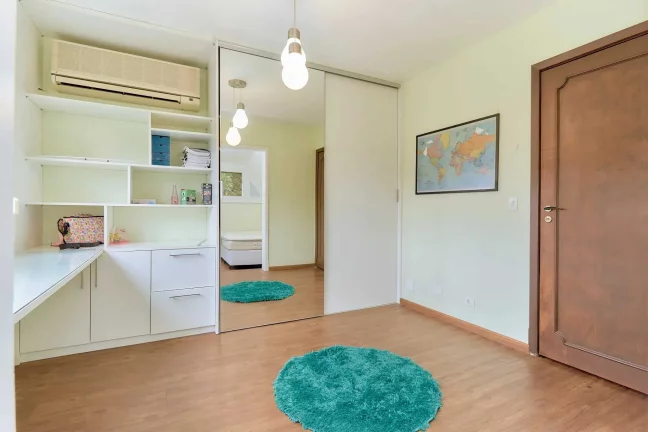 Imagem Casa mobiliada em condomínio fechado com 3 dormitórios sendo 1 suíte e 4 vagas em Curitiba