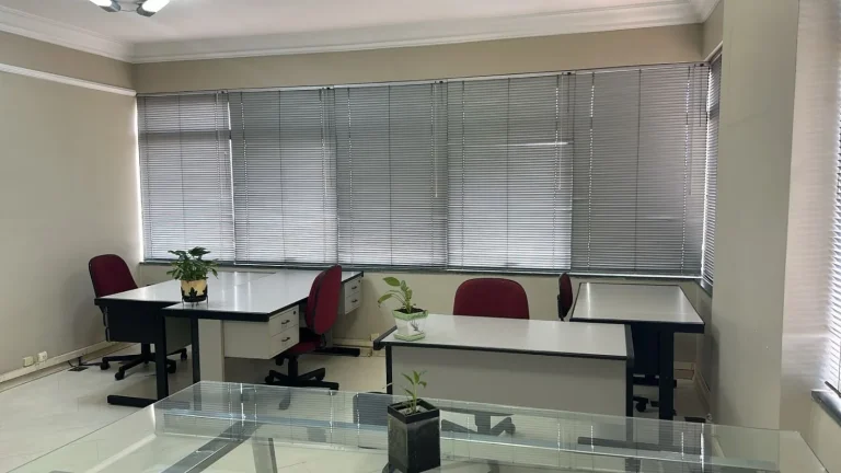 Imagem Sala/Conjunto Comercial - Saúde, 32M². São 3 Salas, Pode Comprar 1, 2, ou as 3. Tem duas que estão lado a lado e se quiser pode juntar, Portaria 24h.