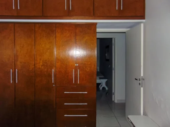 Imagem Pitangueiras - Uma quadra do mar - Totalmente reformado e decorado - Garagem no prédio - Serviço de praia.