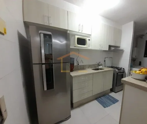 Imagem Apartamento com 3 dormitórios, sendo 1 suíte, todos com armários planejados. Cozinha funcional in...