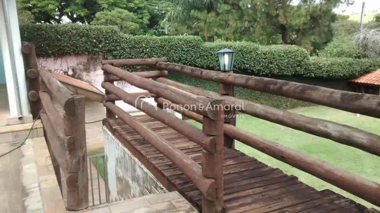 Imagem Esta encantadora chácara oferece três suítes espaçosas, todas com banheiro privativo. A cozinha ...