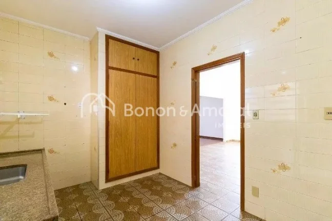 Imagem Excelente casa de esquina com 440 m². Possui 4 quartos, sendo 2 suítes, além de salas de estar e ...