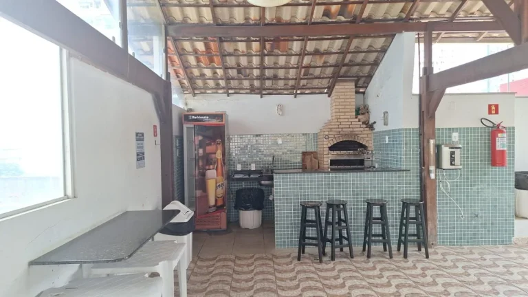 Imagem Vendo apartamento de três quartos com suíte na Rodovia do Sol de frente para o mar, andar alto, com duas vagas de garagem.