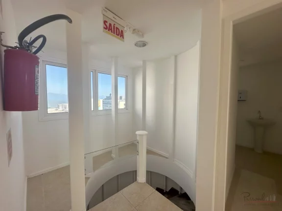Imagem Ampla sala comercial com vista e terraço em um prédio tradicional do centro de Florianópolis. A s...