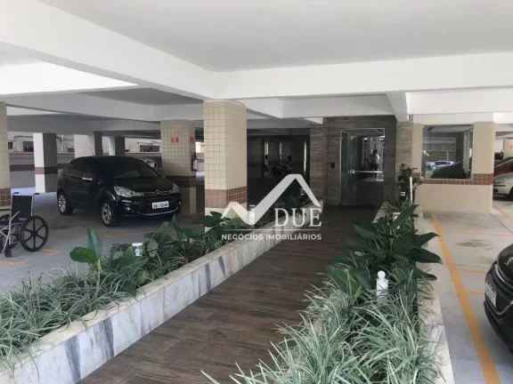 Imagem Apartamento 3 dormitórios, 2 banheiros, vaga demarcada, portaria, 100% reformado com 94m2 de áreà útil. Santos no Marapé próximo a Carvalho.