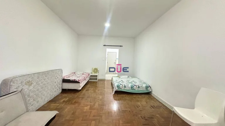 Imagem Sala living, na quadra da praia R .Arthur Assis. Pode ser dividido pois tem 50m2 de área útil com elevador e vaga R$ 305.000 - Boqueirão - Santos/SP