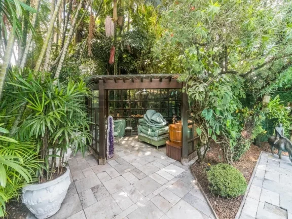 Imagem VENDO CASA PRÓXIMO AO PQ. IBIRAPUERA! Magnifica residência a venda em rua tranquila e arborozada no Jardim Lusitânia, com 900m² de área construída em
