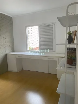 Imagem Apartamento mobiliado, bem espaçoso e iluminado, com janelas grandes, que recebem o sol da manhã. ...