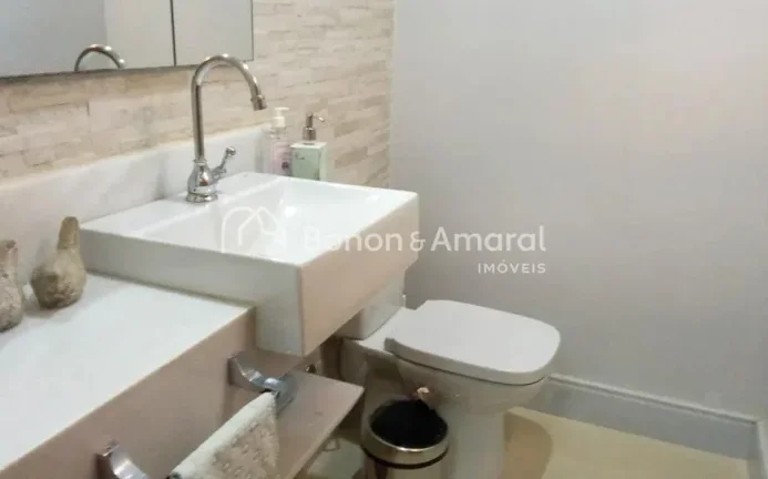 Imagem Linda e espaçosa casa com área construída de 321 m². A residência possui living para 3 ambiente...