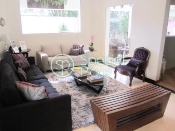 Imagem Casa em condomínio com 610m², reformadíssima, muito iluminada e clean. Amplo living para dois amb...