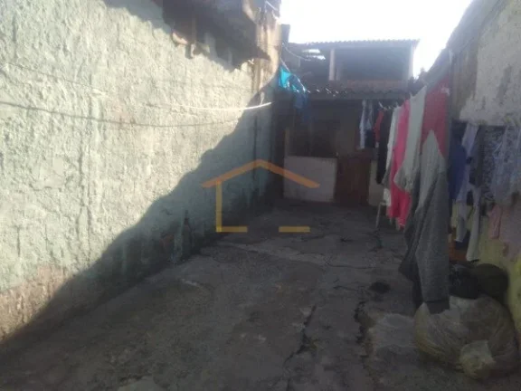 Imagem 2 sobrados, construção antiga, 3 dormitórios,1 deles com 2 banheiros. O outro sobrado com 3 dormi...