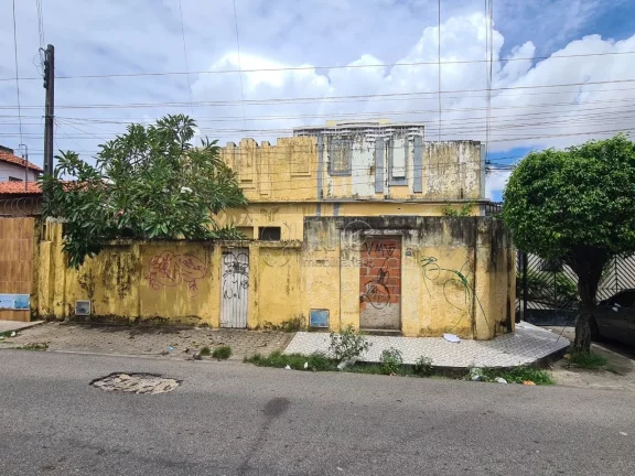 Casa a venda na Rua Senador Alencar, 1301 - Centro, com 2 quartos, 2 banheiros, Quintal e 1 Vaga de ...