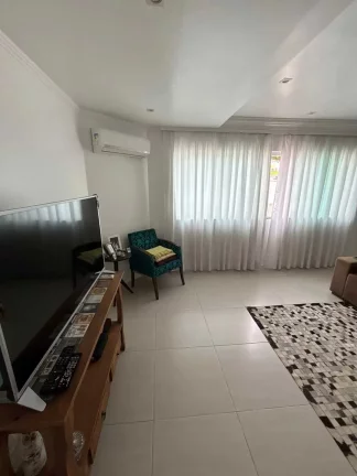 Imagem Casa com 3 dormitórios sendo 1 suíte e 4 vagas de garagem em Balneário Camboriú/SC