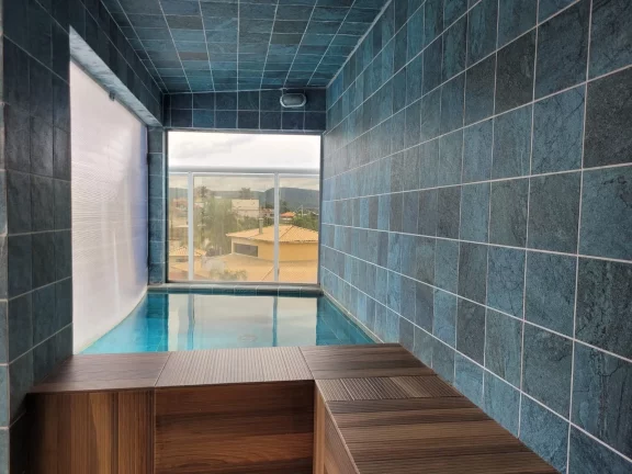 Imagem APARTAMENTO Á VENDA NO EDIFÍCIO MARIAH POLO COM LOCALIZAÇÃO PRIVILEGIADA DENTRO DE RIFAINA/SP COM VISTA PARA REPRESA. - Espaços amplos e integrados.