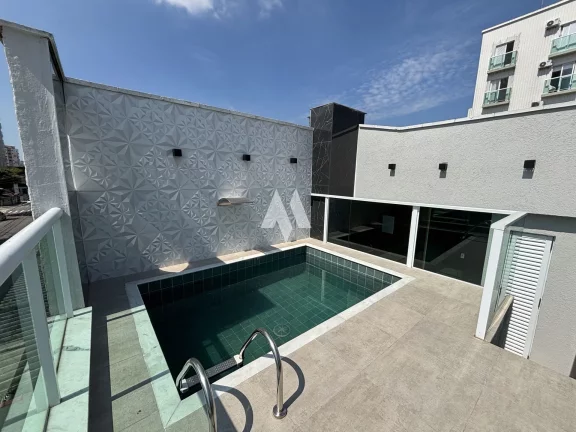 Casa Sobreposta com 3 dormitórios e 3 suítes com piscina - Boqueirão / Santos