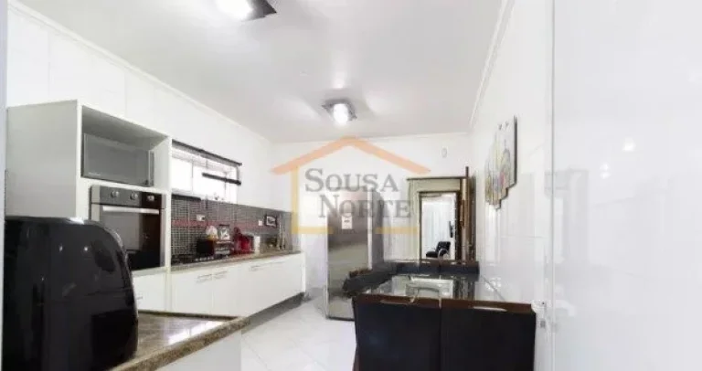 Imagem Sobrado com 250 m² de área construída, composta por 3 dormitórios, sendo 2 suítes, sala ampla, ...