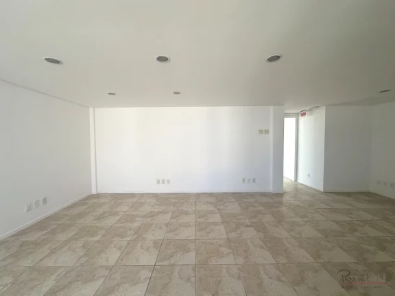 Imagem Ampla sala comercial com vista e terraço em um prédio tradicional do centro de Florianópolis. A s...