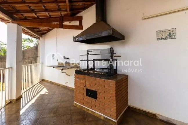Imagem Excelente casa de esquina com 440 m². Possui 4 quartos, sendo 2 suítes, além de salas de estar e ...