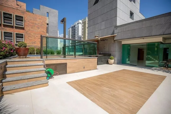 Imagem Este espaçoso apartamento de 336 metros quadrados oferece o equilíbrio perfeito entre conforto e p...