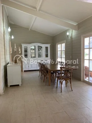 Imagem Esta encantadora residência de estilo provençal francês está situada no Condomínio Moinho dos V...