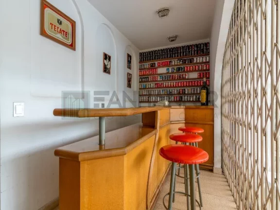 Imagem VENDO CASA CIDADE JARDIM - Próximo à Praça Alfredo Volpi. A casa possui 04 suítes sendo uma master e uma suíte com sala íntima, living para três am