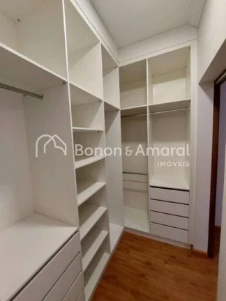 Imagem Esta encantadora residência de um único pavimento é um verdadeiro tesouro dentro do condomínio. ...