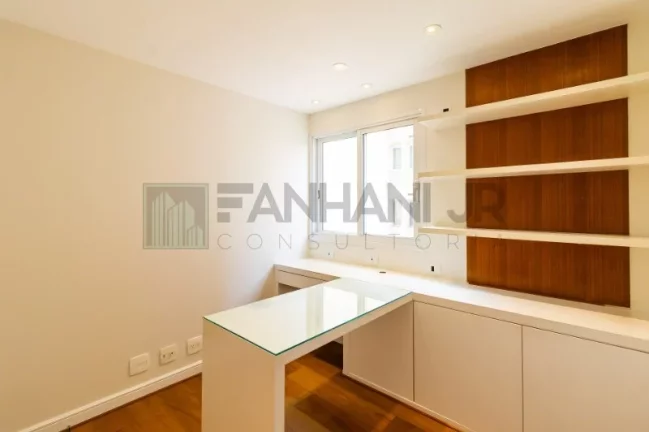 Imagem Venha se surpreender com essa incrível residência de luxo! Com 3 suítes espaçosas, sendo a suíte do casal com 2 banheiros, você terá todo o conforto