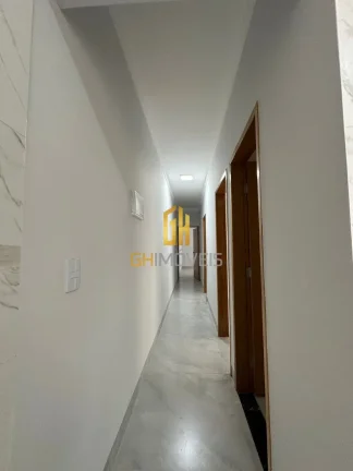 Imagem A casa possui 

- Sala pé direito alto 
- Garagem na laje
- Cozinha com ampla bancada
- Área de se...