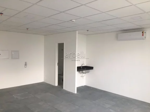 Imagem Sala comercial recém reformada no decimo sétimo andar, com 42 metros quadrados, com 1 banheiro, co...