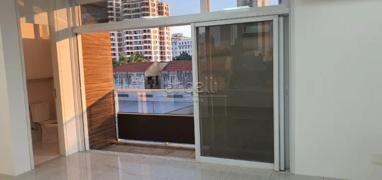 Imagem Sala com 43 metros quadrados com 2 pontos para ar-condicionado, 1 banheiro, janelas amplas, piso de ...