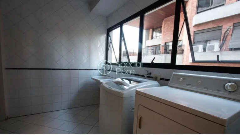 Imagem Ótima oportunidade no Real Parque. Apartamento original com 256m2 de área privativa, 4 dormitório...