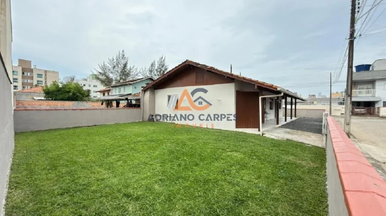 Imagem Casa com 3 dormitórios, Averbada, garagem para 2 carros e quintal gramado a 700m do mar, na Praia de Gravatá em Navegantes - Adriano Carpes imóveis vende