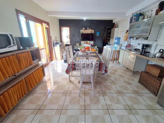 Belissima Casa com 4 Dormitórios, 3 banheiros, piscina e casa de piscina.