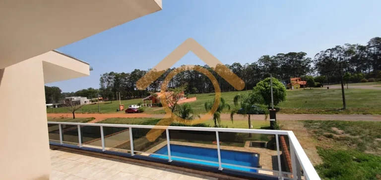 Imagem Casa em Condomínio de Luxo em Águas de Santa Bárbara-SP: 3 Quartos, Suíte, 2 Salas, 3 Banheiros, 4 Vagas, 220m².