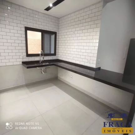 Imagem CASA EM CONDOMÍNIO C/ 100 M² / 03 QUARTOS SENDO 01 SUÍTE / 03 VAGAS