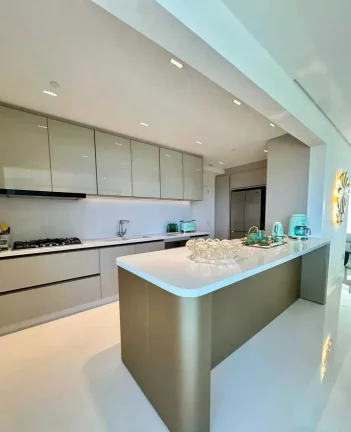 Imagem Apartamento quadra mar com 5 dormitórios sendo 4 suítes e 3 vagas de garagem em Balneário Camboriú