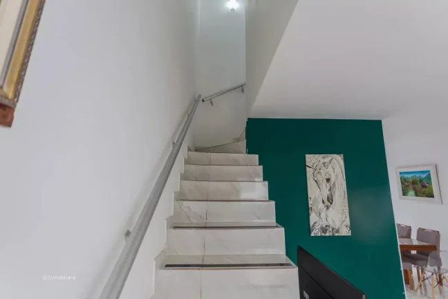 Imagem Com aproximadamente 180 m² de área construída, o imóvel conta com 4 quartos, sendo 1 suíte, ofe...