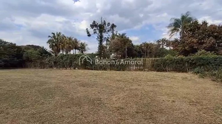 Imagem Terreno plano de 1.800m², já cercado.

A região também está em processo de melhorias, com obras...
