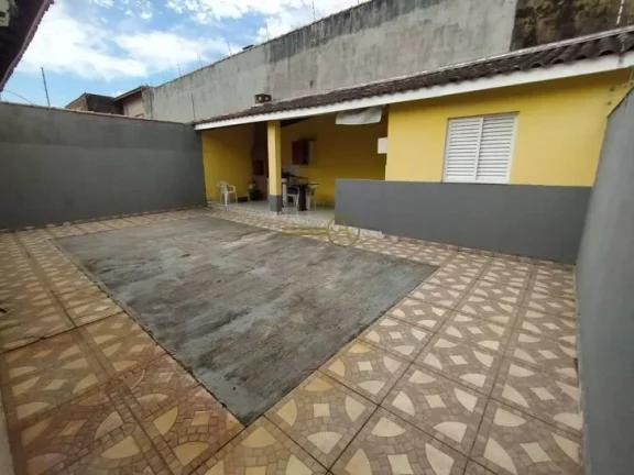 Imagem Casa térrea à venda em Peruíbe/SP Localizado à 880m da praia 3 dormitórios