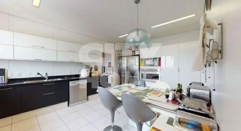 Imagem Excelente apartamento, com vista maravilhosa. Amplo living com lindo piso em madeira e varanda envid...