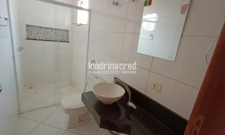 Imagem Excelente Sobrado no Jardim Itália, Cambé: 3 Quartos (1 Suíte Luxuosa), 3 Banheiros, Sacada, Churrasqueira e Piscina – Conforto e Lazer para Sua Família!