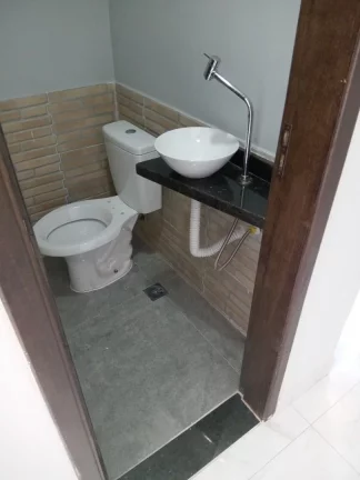Imagem Sobrado de 2 quartos em condomínio para venda na Aviação, Praia Grande-SP: 1 banheiro, 1 vaga, 50,00 m².