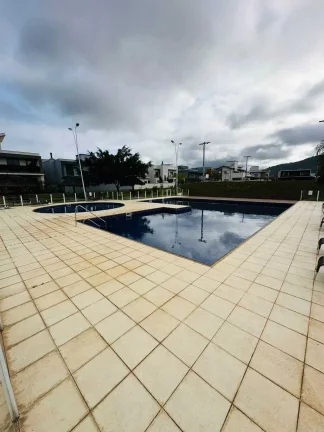 Imagem Casa alto padrão 3 dormitórios sendo 1 suíte e 2 demi-suítes e 2 vagas em Florianópolis/SC