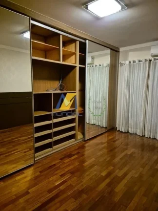 Imagem Sobrado à Venda com 300m², 3 dormitórios, 1 suíte, 2 salas e 7 vagas!!!
