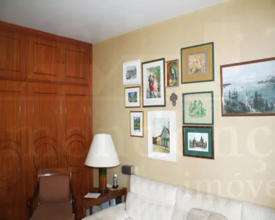 Imagem Apartamento com living amplo com janelas grandes, piso de carpete, 03 dormitórios com armários, co...