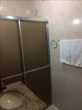 Imagem Casa com ar condicionado para sala e cozinha, cozinha com armários,2 dormitórios, sendo um com arm...